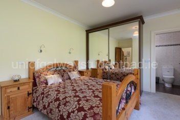King bedroom ensuite